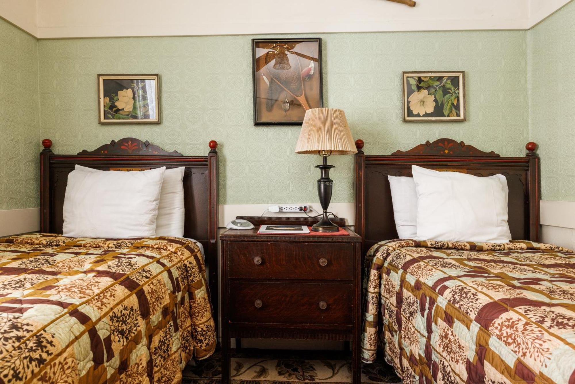 Two Twin-Sized Beds with Shared Bathroom,1438870591:JPEG